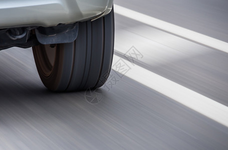 轮胎在道路上超速行驶并产生摇摆效果的细节图片