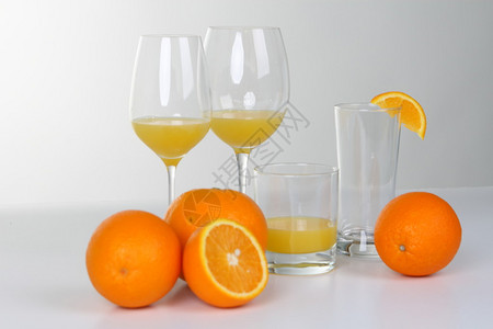 一杯新鲜的橙汁作为排毒饮料图片