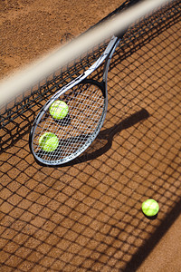 带网球的网球拍图片