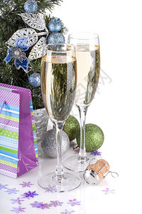 香槟酒杯枞树和圣诞装饰特写图片