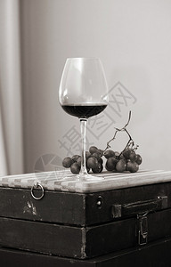 单色图像一杯葡萄酒和葡萄图片