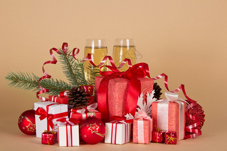 礼品盒圣诞玩具松果蛇纹和酒杯图片