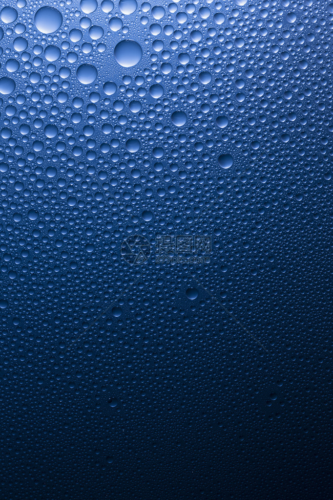 浸渍滴雨水对玻璃盘的纳米效应Nanoversiegelung浸渍与蓝色背景运行在工作室中创建图片