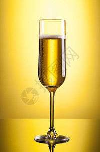 黄色背景上的香槟杯图片