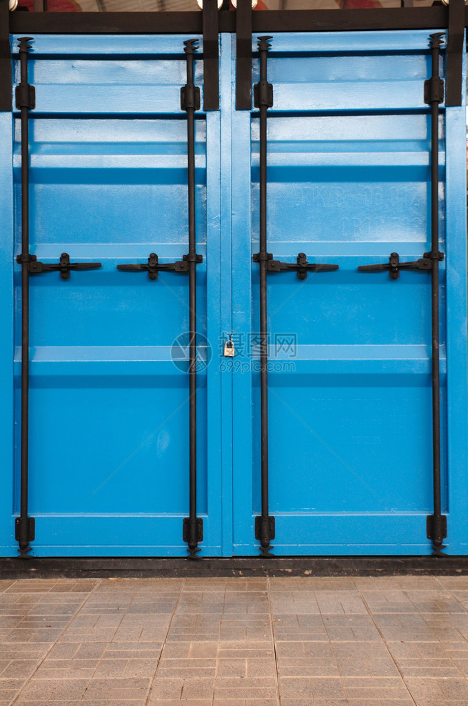 蓝色仓库大门从外面锁着图片