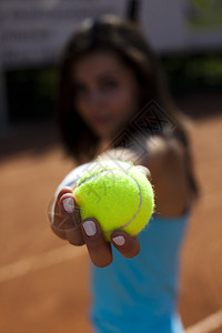 妇女打网球图片