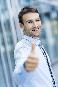 快乐微笑的商人竖起大拇指图片
