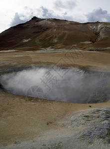 地面上的蒸汽洞NamaskaroIceland高清图片
