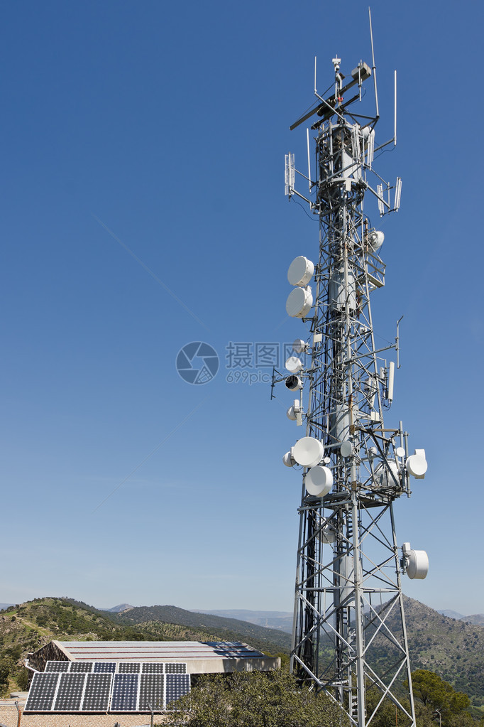 马德里RobledodeChavela供电的通信塔和太阳能图片
