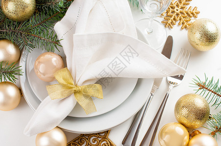 节日圣诞桌布置金色调的桌装饰图片