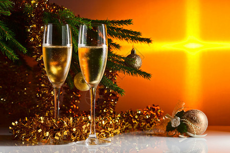 两杯香槟和圣诞饰品图片