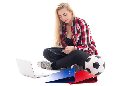 坐在笔记本电脑文件夹和足球的年轻金发女青年金发女子图片