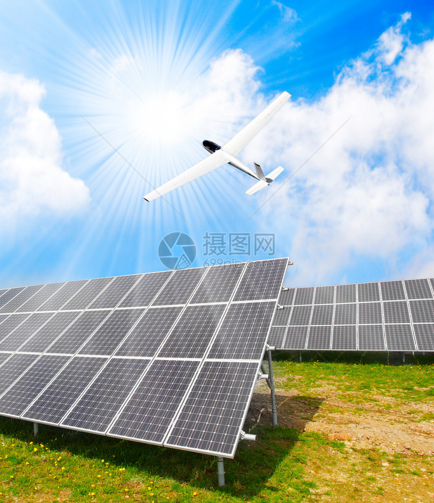 太阳能电池板对抗阳光晴朗的天空和太阳能飞机图片