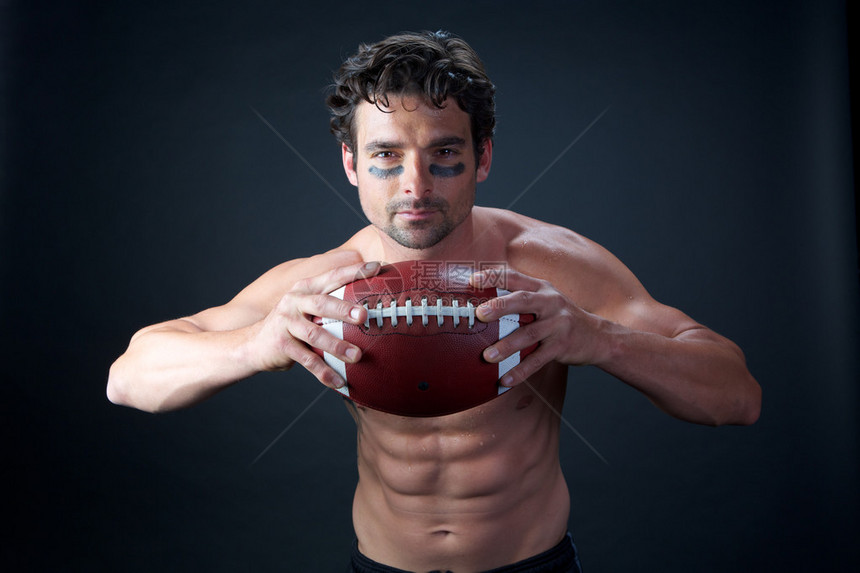 美国足球运动员黑背景上有汗水的美图片