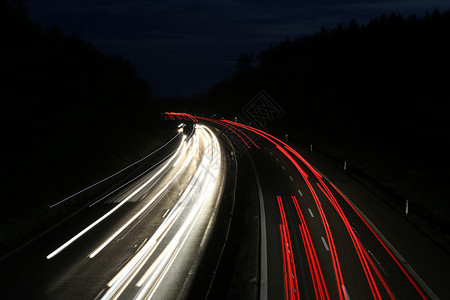 德国高速公路在晚上图片