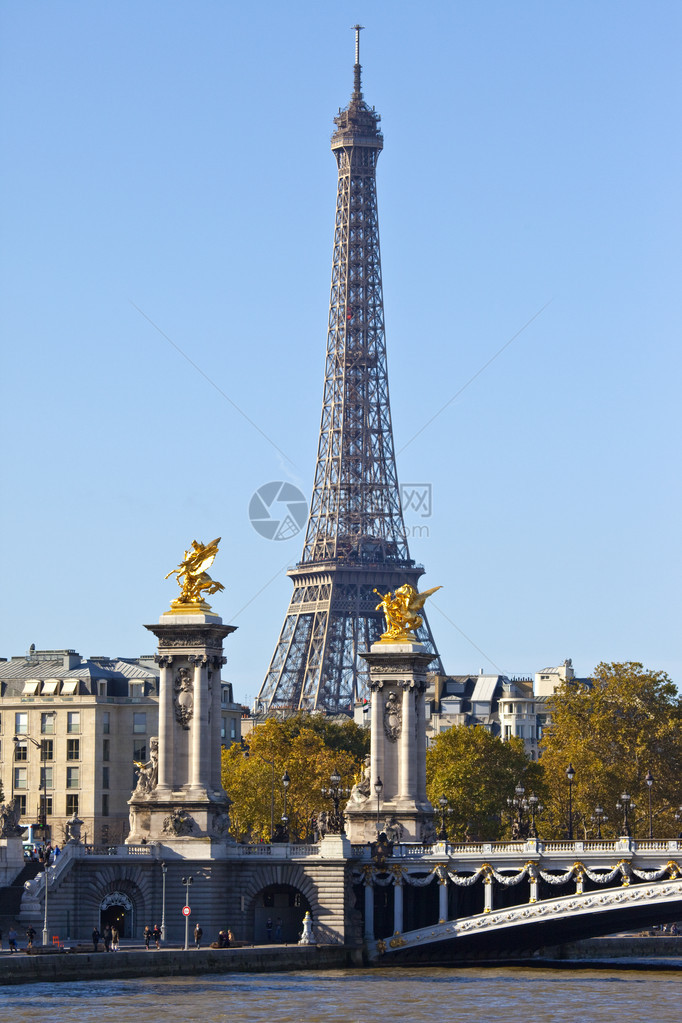 艾菲尔铁塔和在巴黎的亚历图片