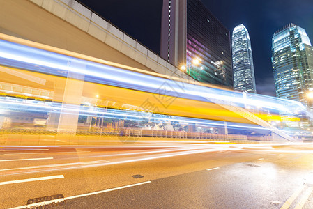 带车灯的香港夜景图片