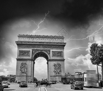 风暴在巴黎的凯旋门上空凯旋弧地标图片