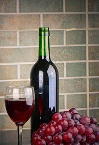 拔葡萄葡萄酒杯和酒瓶图片