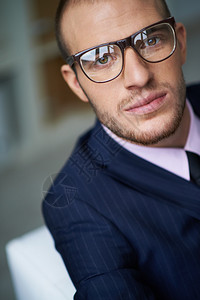 眼镜里有吸引人的雄眼镜的肖像图片