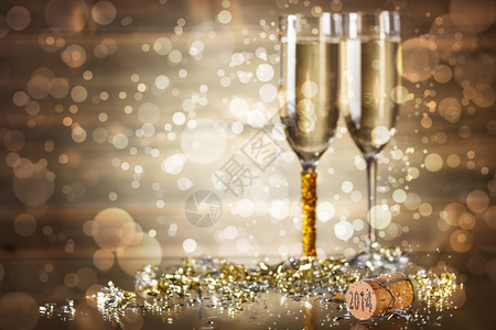 用香槟庆祝新年图片