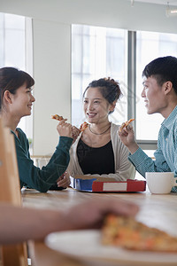 同事在食堂吃饭和工作图片