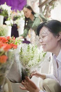 顾客在花店买一束鲜花图片
