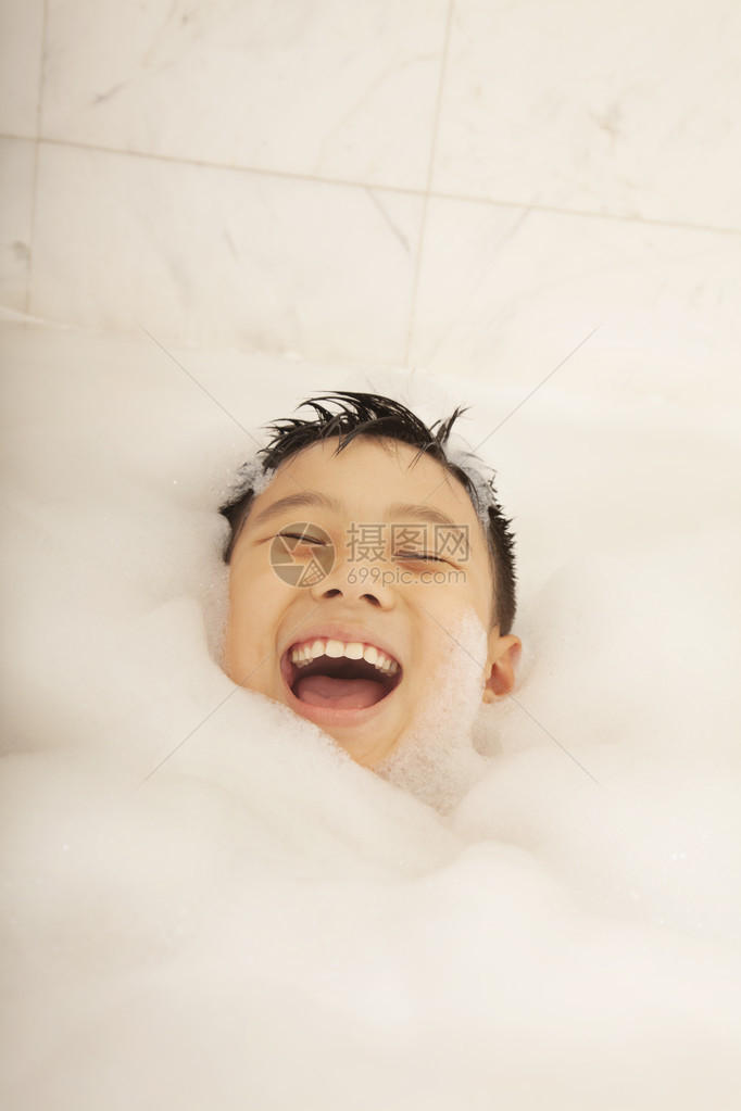 泡浴的小男孩图片