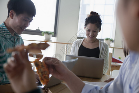 同事在食堂吃饭和工作图片