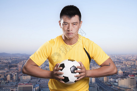 足球运动员将球放在胸图片