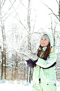 冬天有魔法雪球的女人图片