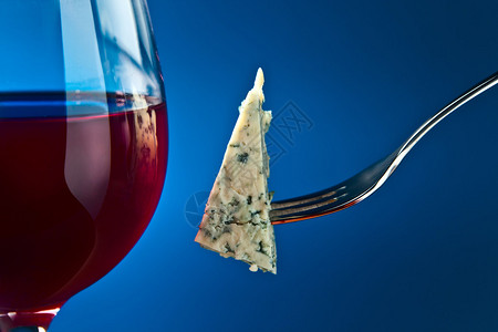 用红酒在叉子和杯子上图片