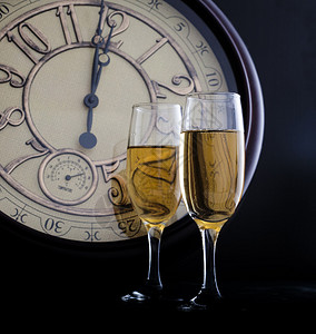 新年在午夜与香槟酒杯和时钟图片