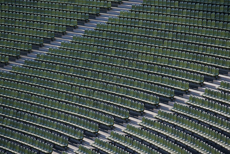 体育场内一排绿色座位背景图片