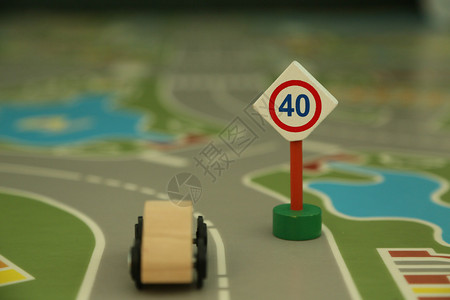 小型木制道路标志速度限制40和小型木制汽车仿照街图片