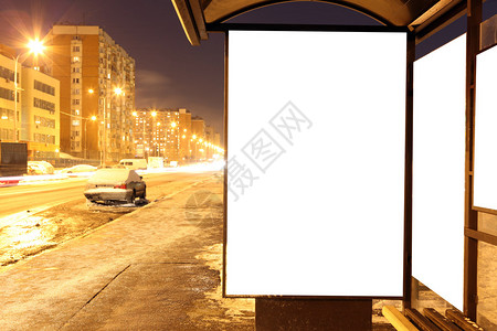 晚上在城市公共汽车站的空白标志图片