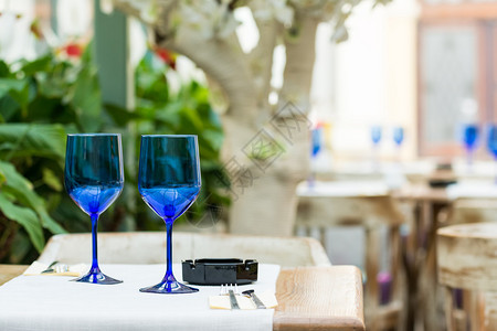 餐厅桌上优雅的空蓝眼镜图片