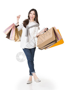 微笑着快乐的亚洲妇女购物和拿着袋子图片