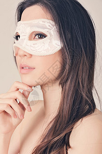 穿着嘉年华面具的亚洲年轻美女肖像背景图片