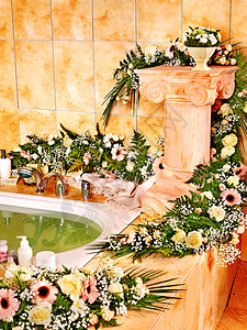 带泡浴的家庭浴室内部图片