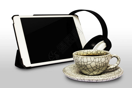 咖啡杯白色平板电脑和耳机在白色背景与图片