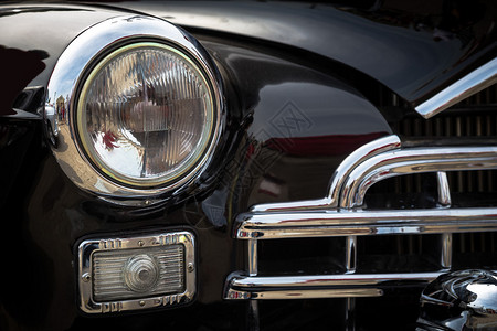 一辆旧老式汽车的前灯图片
