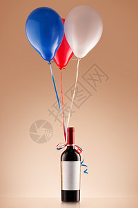 与红酒和飞行气球的派对概念图片