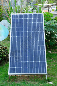 太阳能电池站在花园里图片