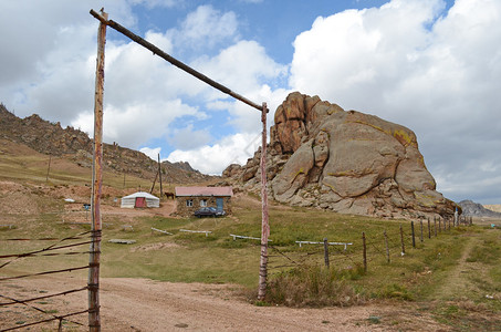 蒙古包和山附近的小屋图片