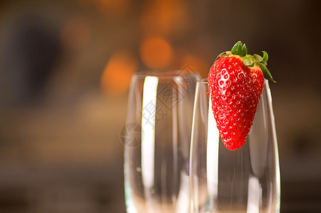 空香槟杯配草莓背景图片