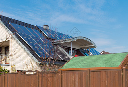 屋顶上有太阳能电池图片
