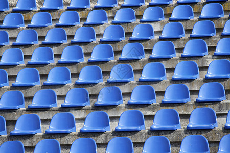 足球场上的塑料蓝色座椅图片