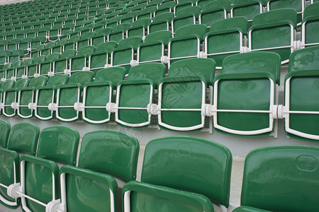 城市体育场的绿色体育场长椅图片