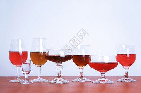 酒精概念形象酒和威士忌的玻璃杯都放在孤图片